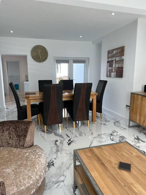 Clare Street - 3 Bedroom House With Private Parking Merthyr Tydfil Exterior foto